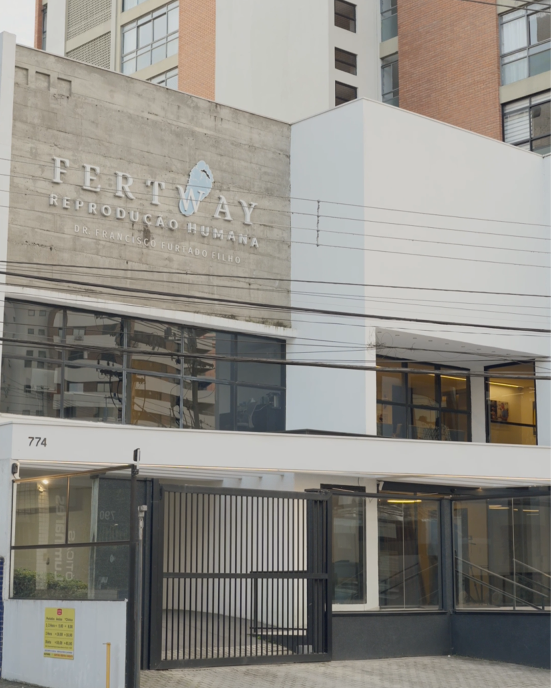 Fachada da clínica Fertway Reprodução Humana em Curitiba, com estacionamento próprio